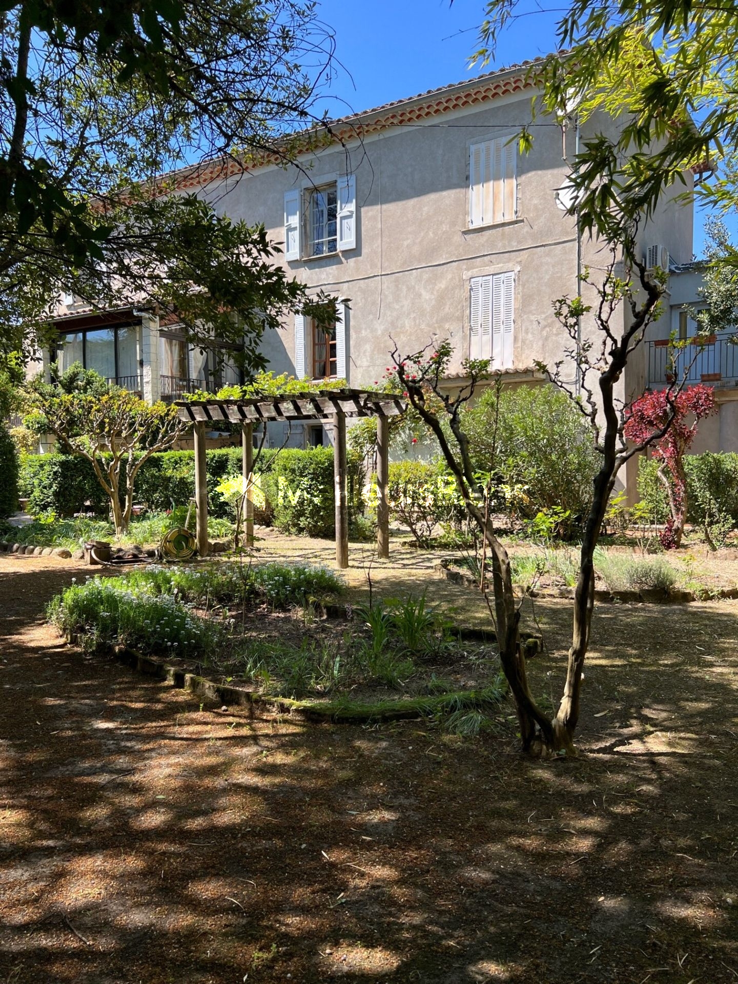 Sud Ardèche - Les Vans : Propriété avec Piscine et Parc au Coeur des Vans