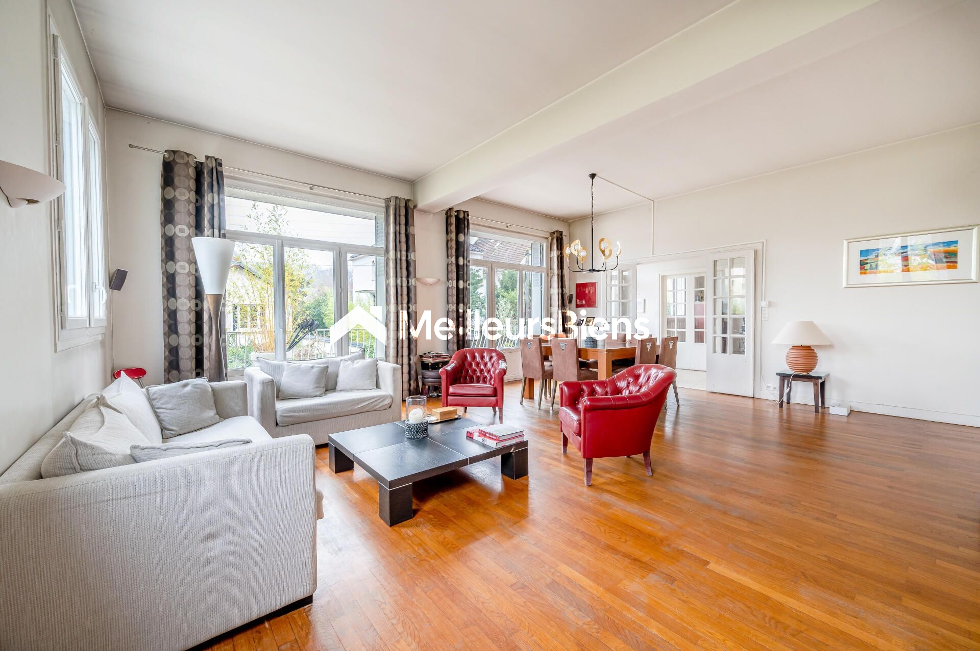 Appartement 150m2, 4 chambres, jardin, vue, garages et sous-sol.
