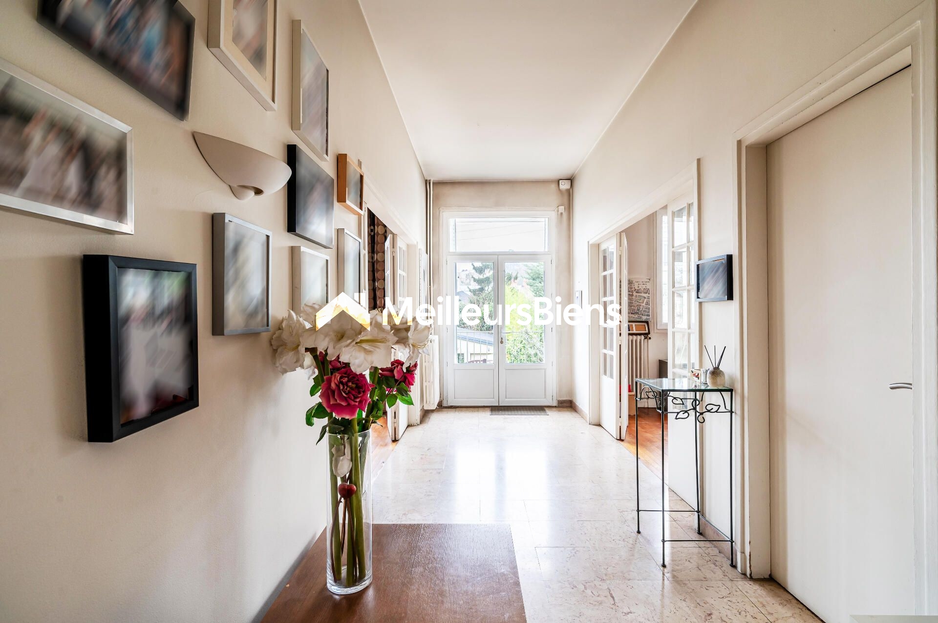 Appartement 150m2, 4 chambres, jardin, vue, garages et sous-sol.