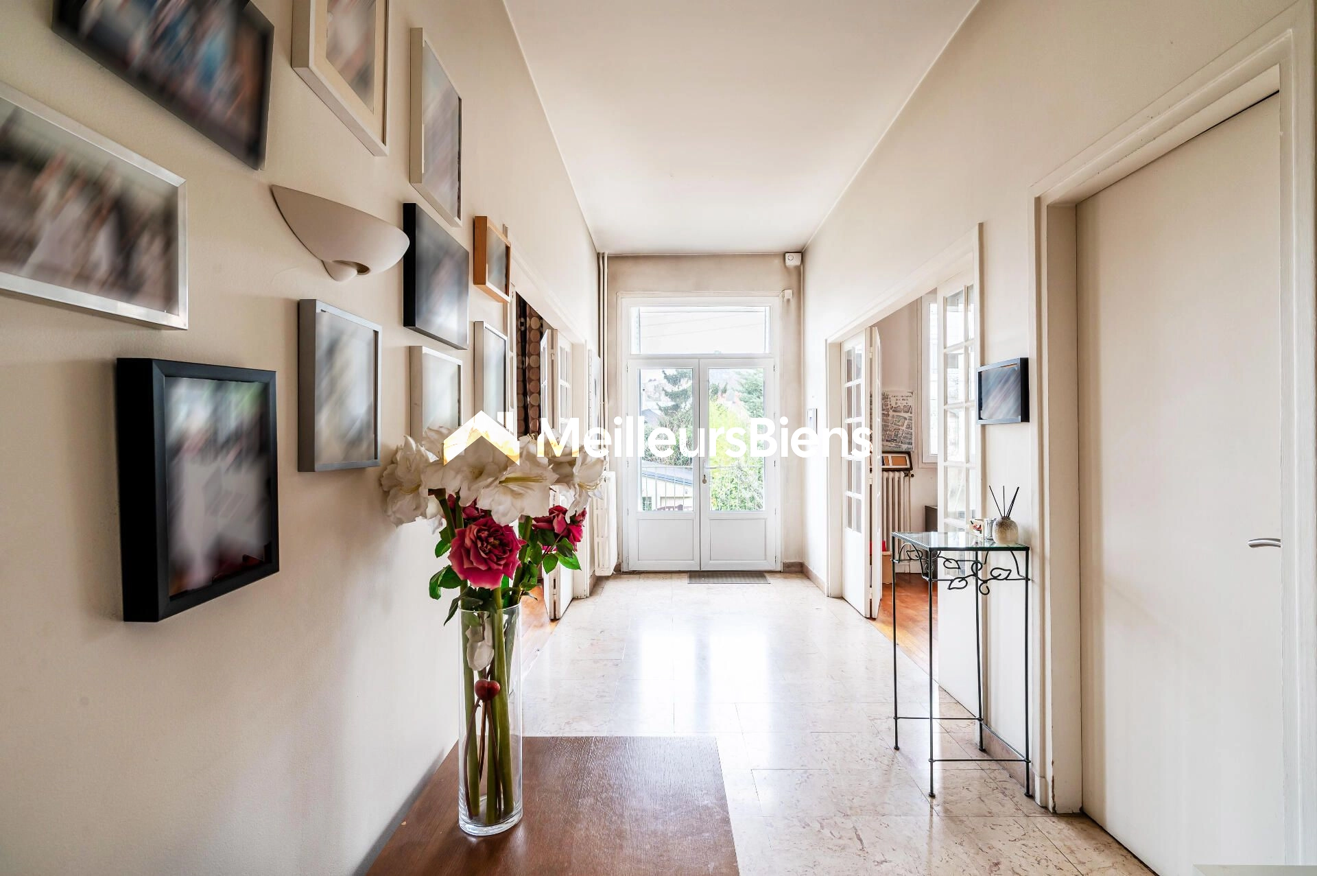 Appartement 150m2, 4 chambres, jardin, vue, garages et sous-sol.