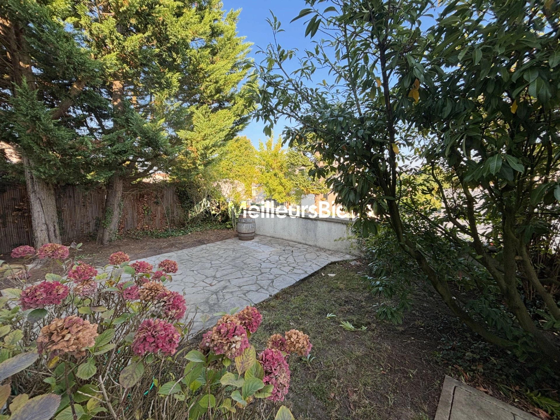 Appartement 150m2, 4 chambres, jardin, vue, garages et sous-sol.