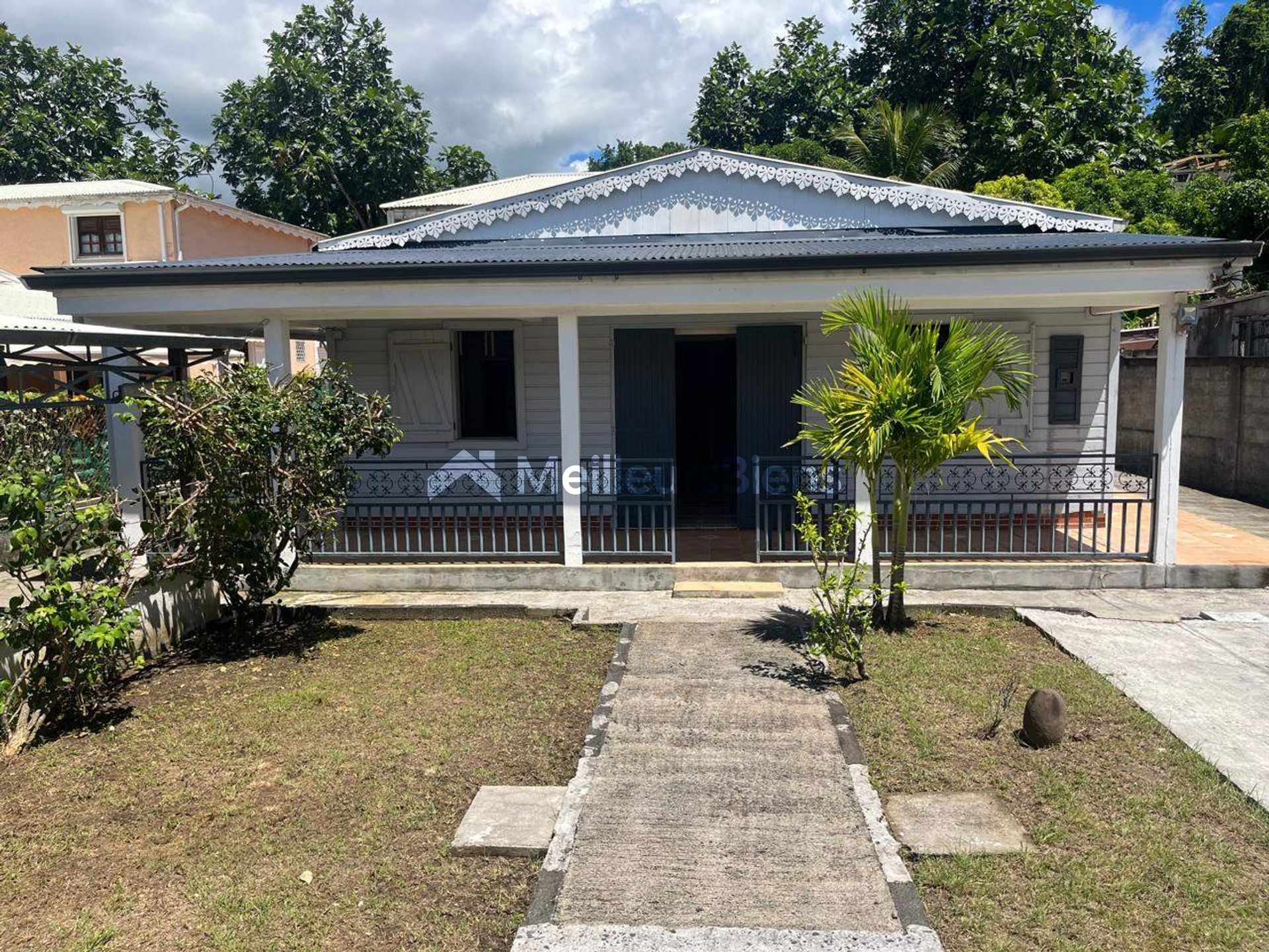 Jolie villa T5 plus combles sur 900 m² de terrain arboré