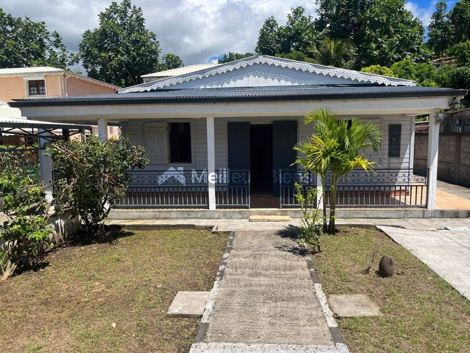 Jolie villa T5 plus combles sur 900 m² de terrain arboré