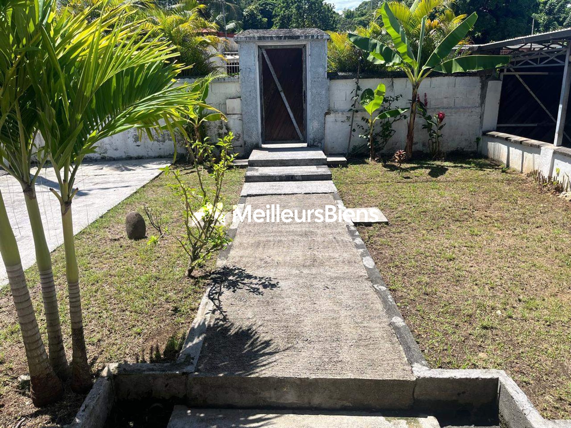 Jolie villa T5 plus combles sur 900 m² de terrain arboré