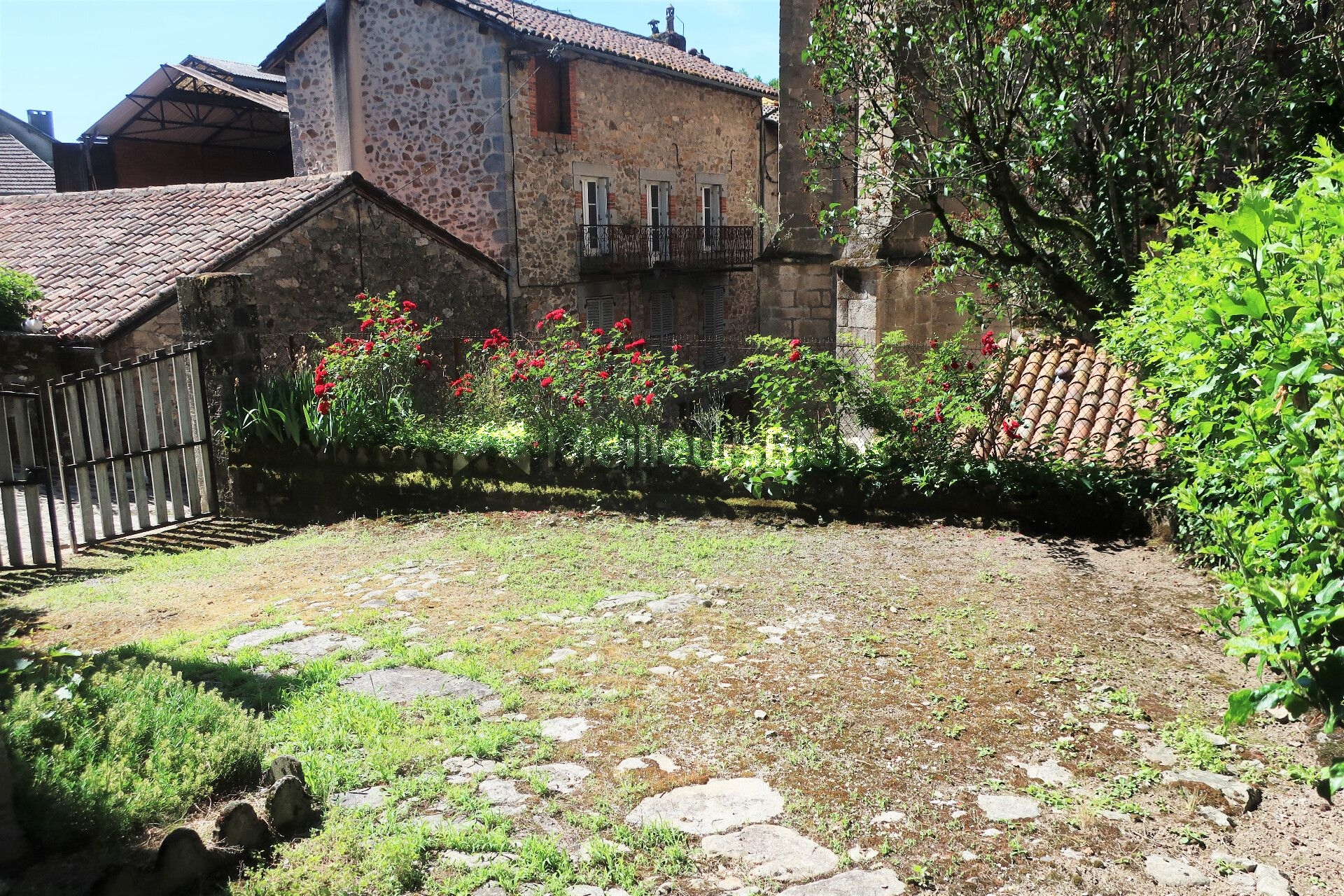Immeuble avec caves et cour privative