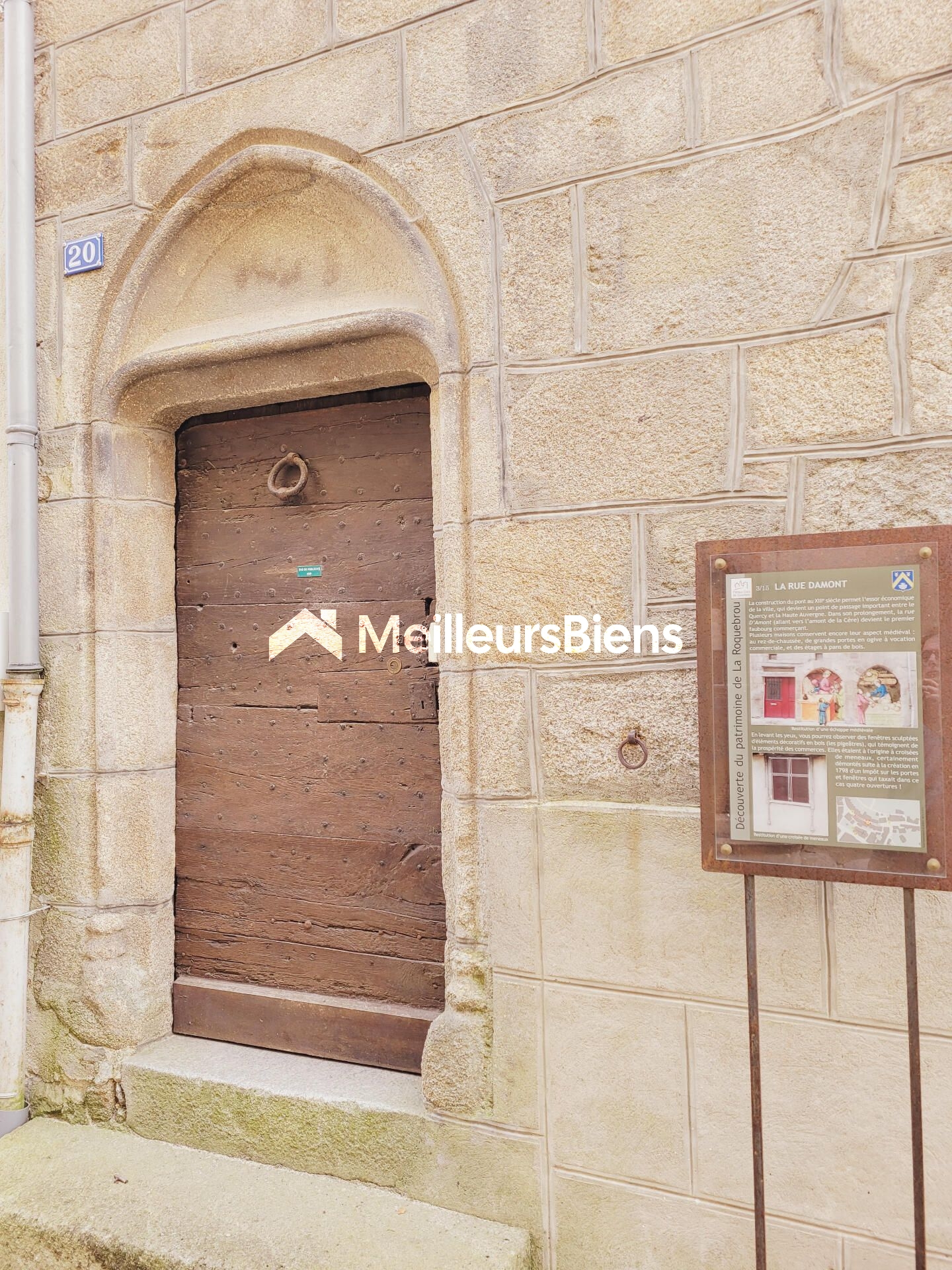 Immeuble avec caves et cour privative