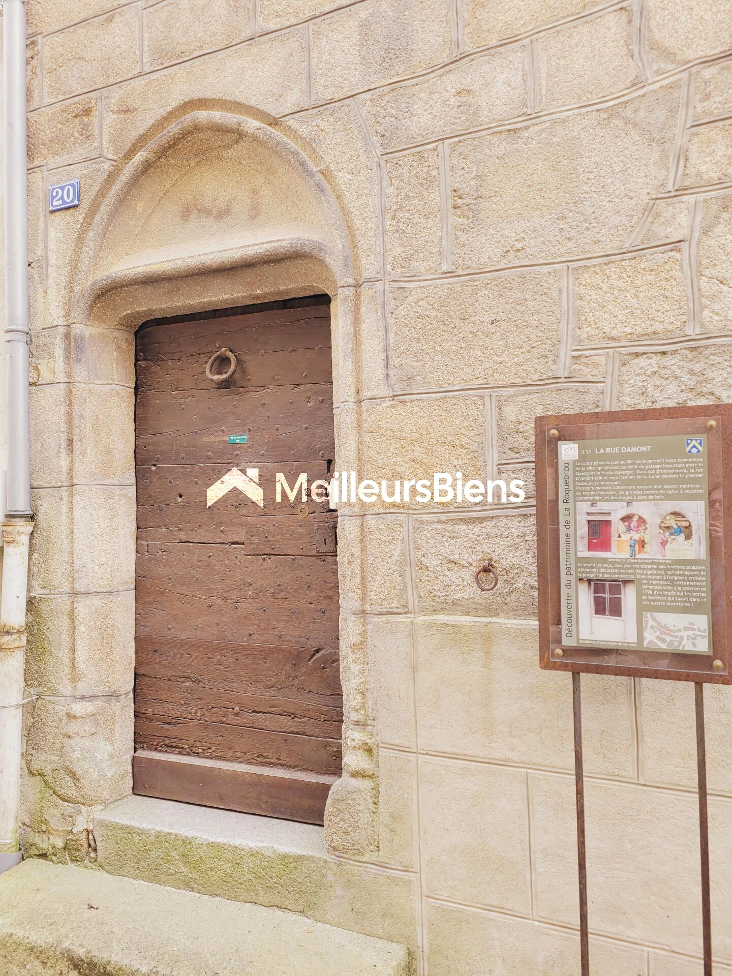 Immeuble avec caves et cour privative