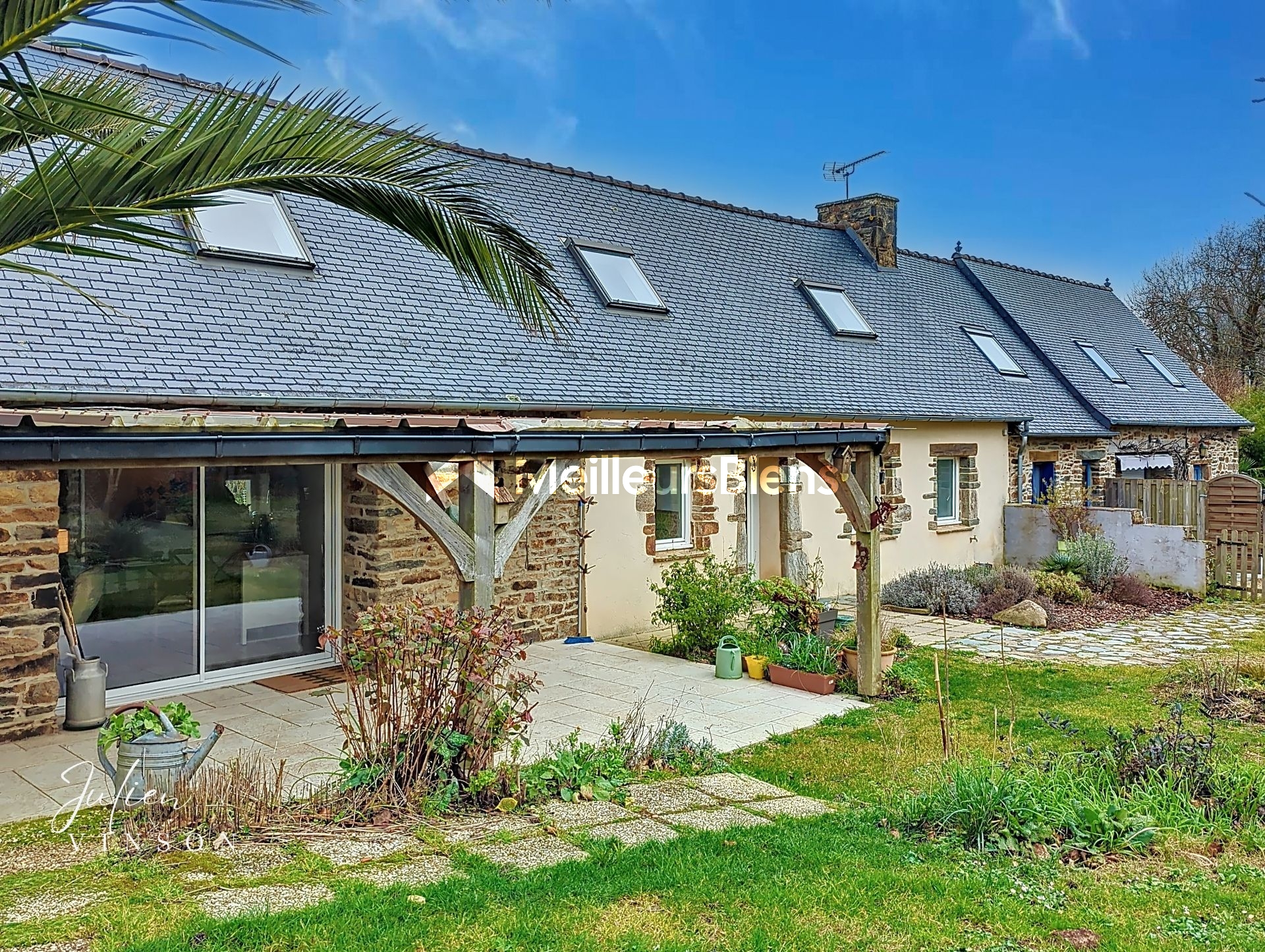 Grande longère rénovée avec une maison principale et deux gites à Lannion