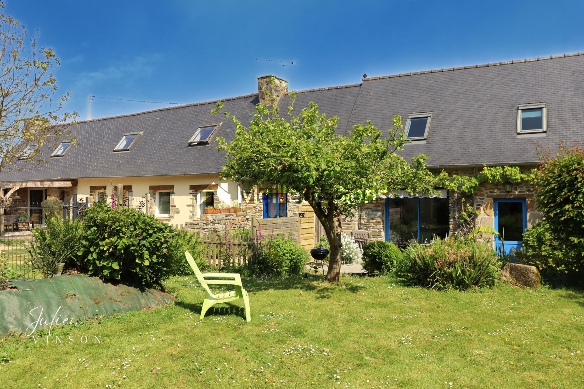 Grande longère rénovée avec une maison principale et deux gites à Lannion