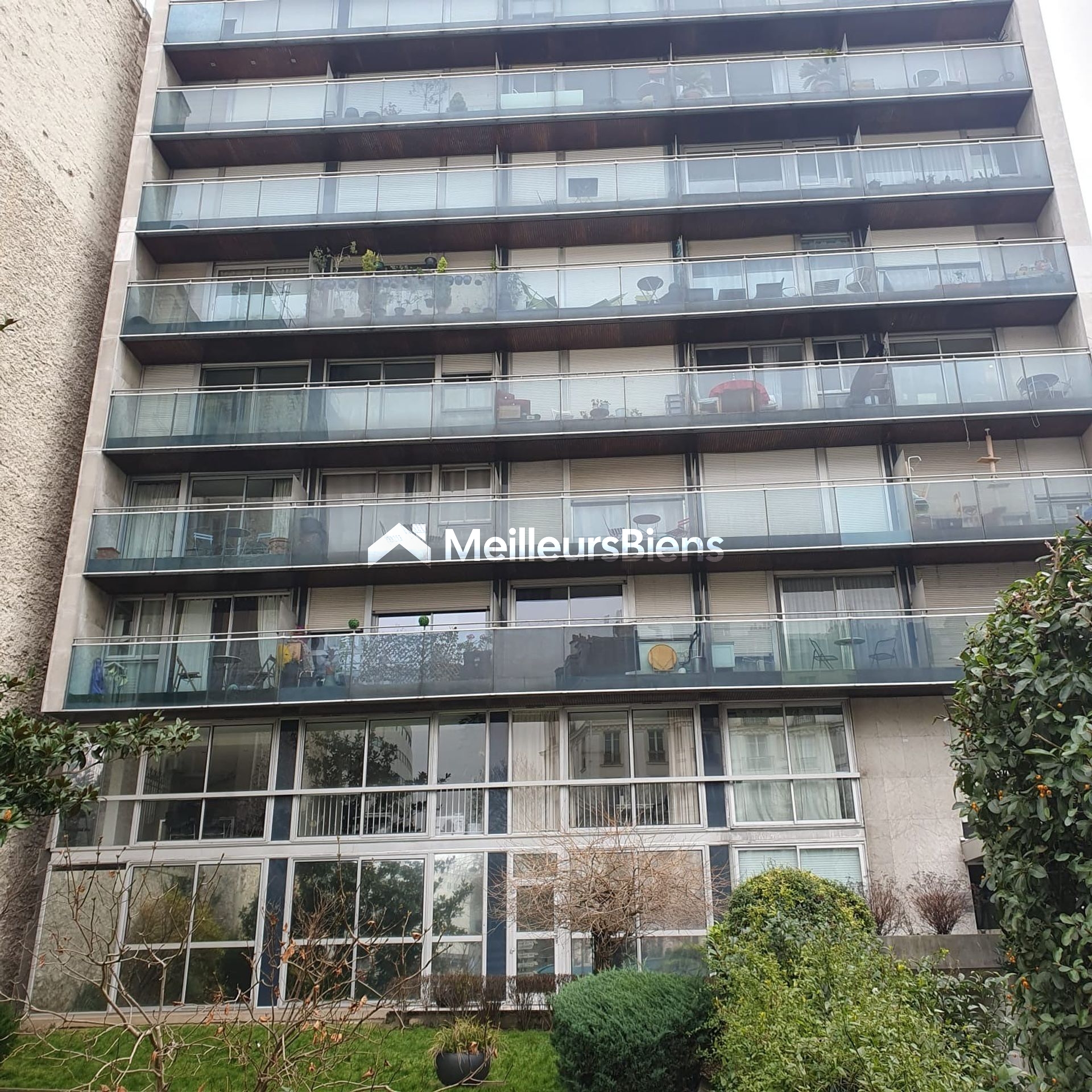 Beau studio face a la maison de la radio