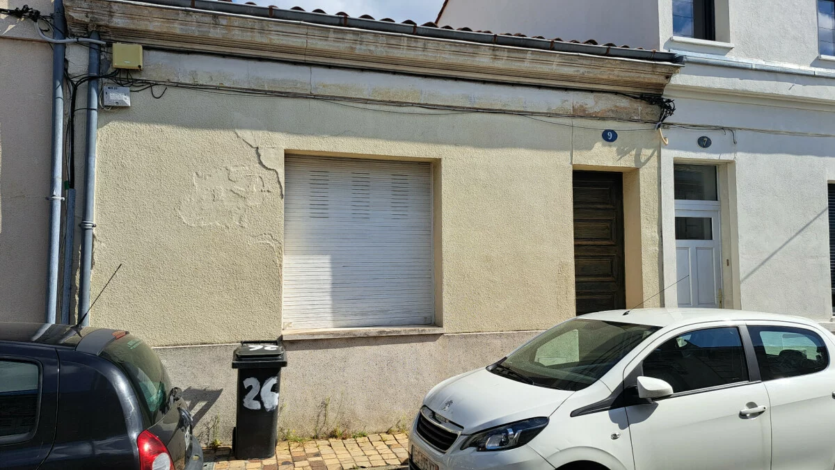 Maison de type "ÉCHOPPE BORDELAISE" - idéalement située : Bordeaux Caudéran Boulevard d'Arès entre la Cité Administrative et le Stade Chaban Delmas - quartier particulièrement calme - de plain-pied - petit jardinet privatif -
