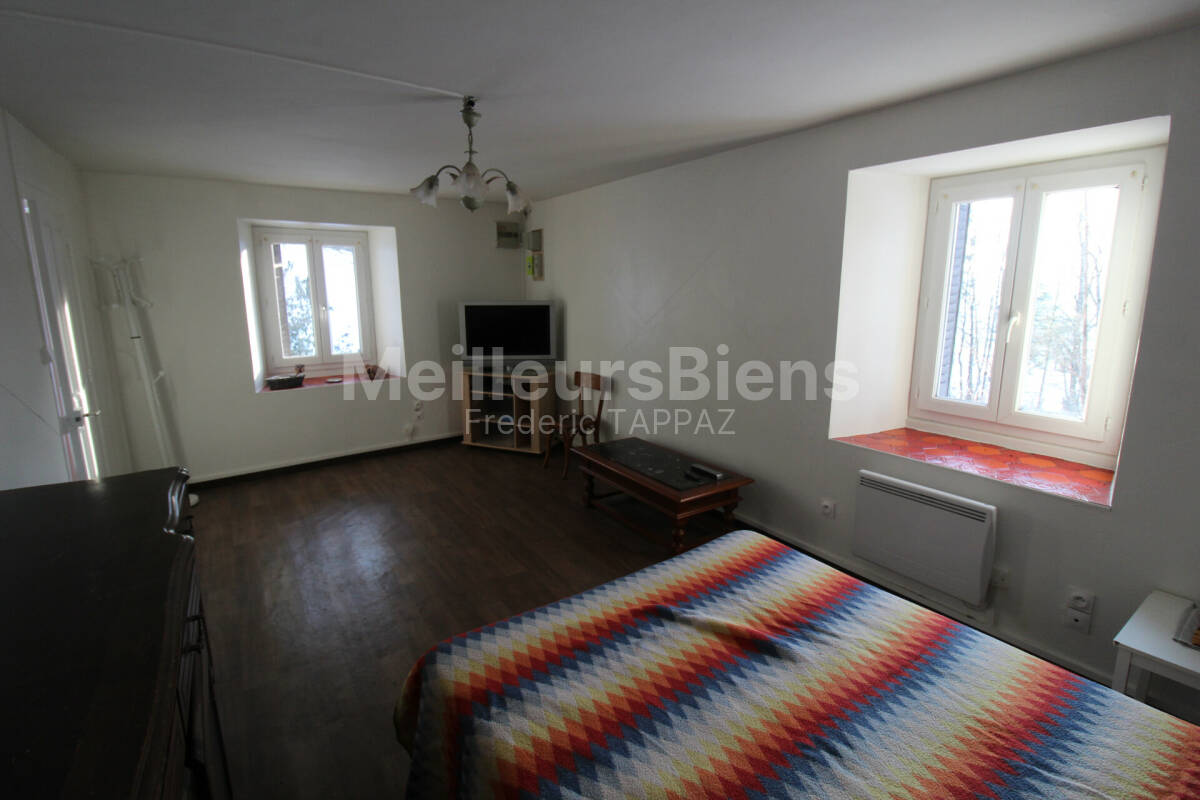 Véritable Maison Savoyarde avec deux dépendances au sein d'un petit hameau près du lac d'Aiguebelette (73610) avec terrain de 1900m²