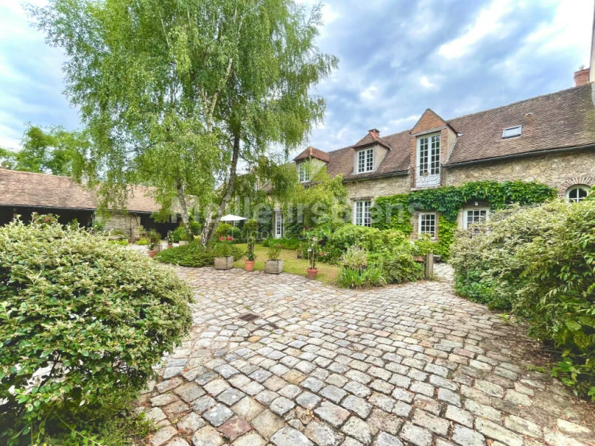 FONTAINEBLEAU (77 780) – Maison avec terrasse et jardin clos.