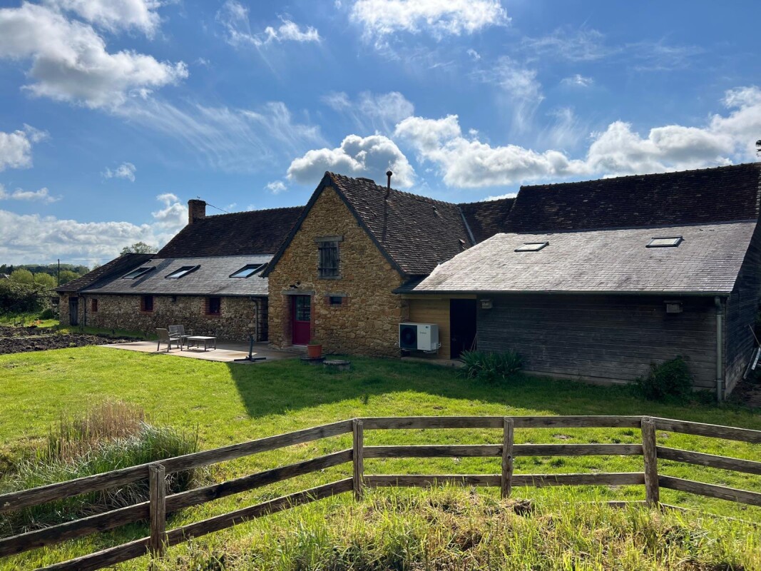 Maison Fermette Longère rénovée de 160m2 4 chambres de plain pied avec possibilité gite - proche Le Mans