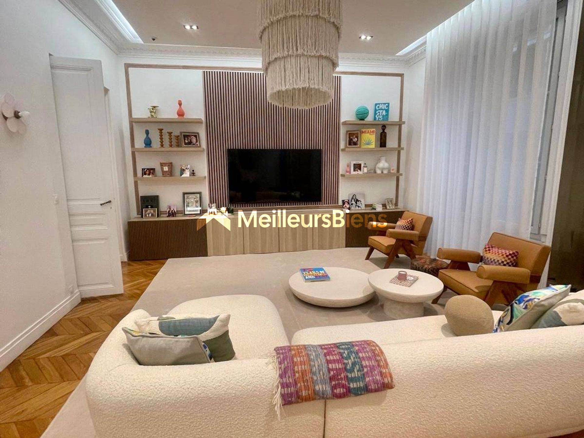 APPARTEMENT BOURGEOIS RENOVE ET MEUBLE AVEC GARAGE