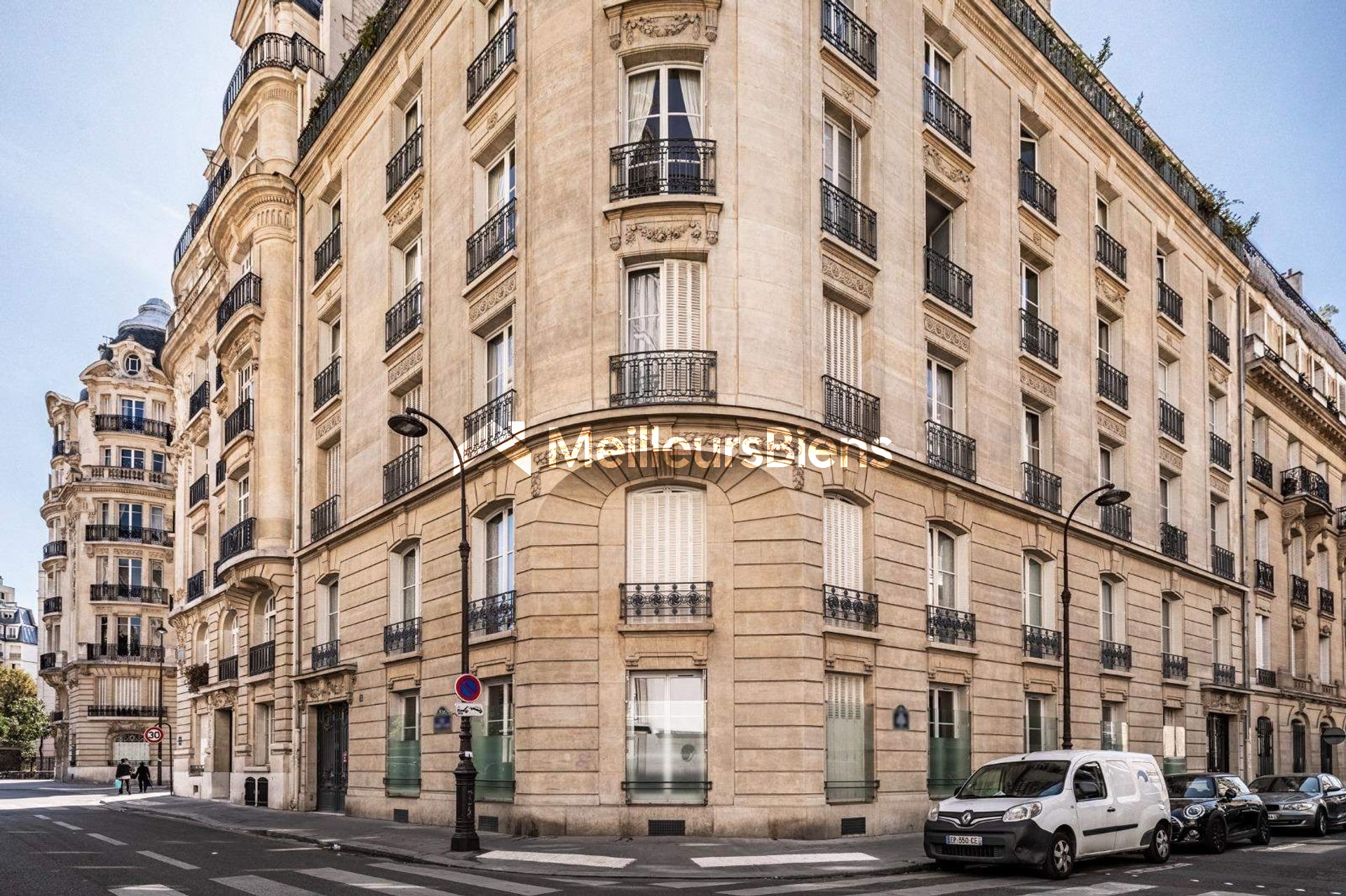 APPARTEMENT BOURGEOIS RENOVE ET MEUBLE AVEC GARAGE
