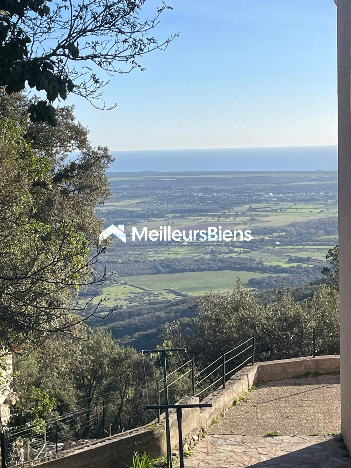 Magnifique terrain constructible avec une vue dégagée sur la plaine et la mer