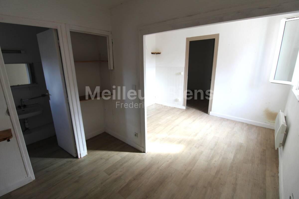 Bâtiment à rénover comprenant 2 appartements et un entrepôt 300 m² environ