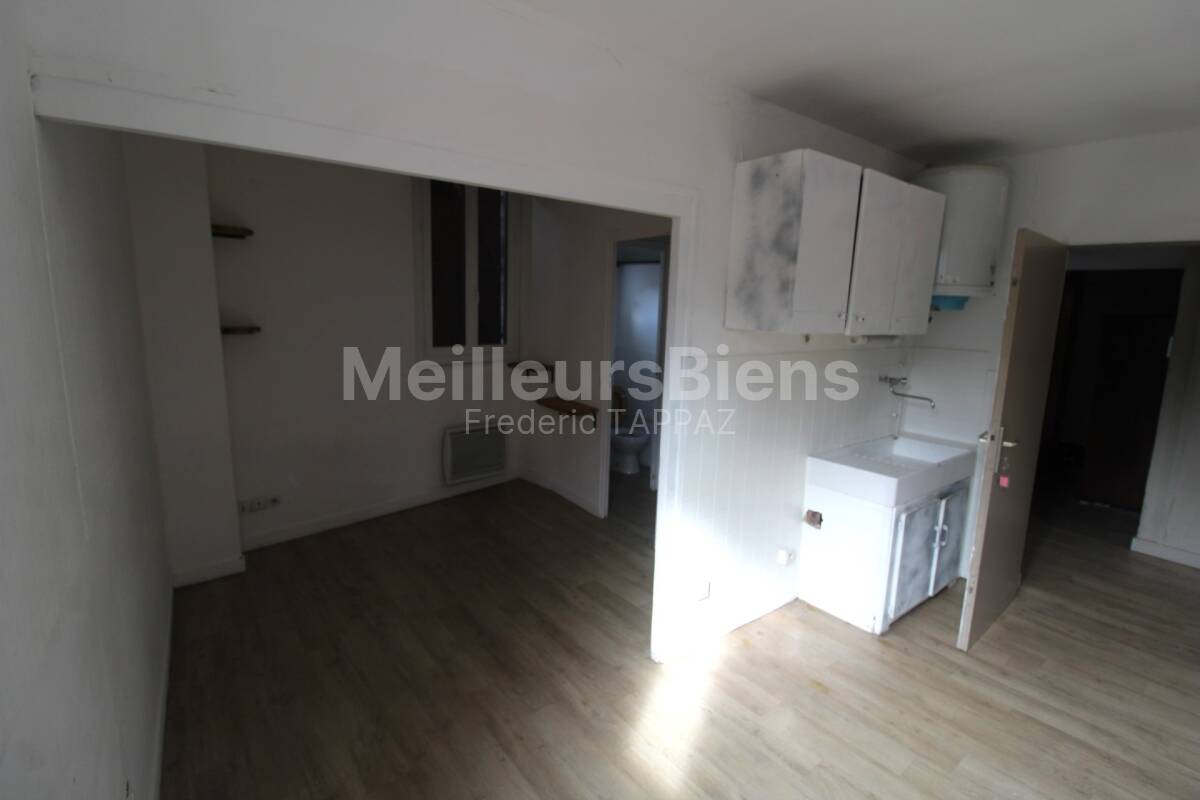 Bâtiment à rénover comprenant 2 appartements et un entrepôt 300 m² environ