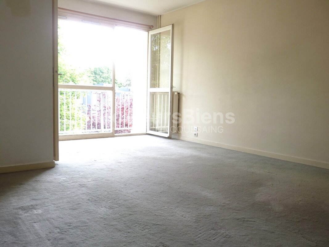 BOULOGNE - STUDIO avec BALCON sur jardin - Calme et lumineux