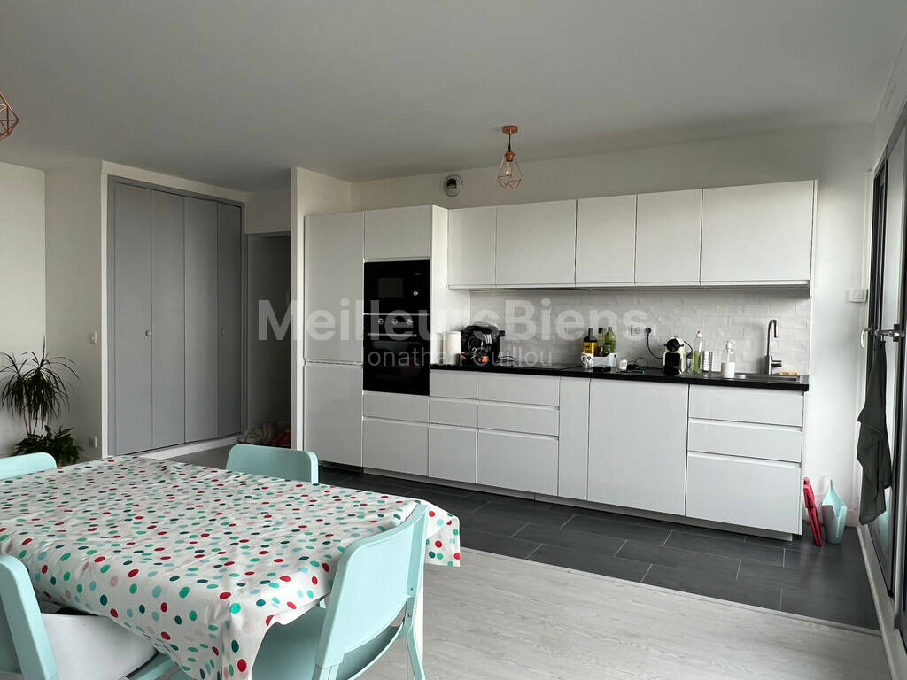 Appartement 3 pièces avec terrasse et parking au pied du métro