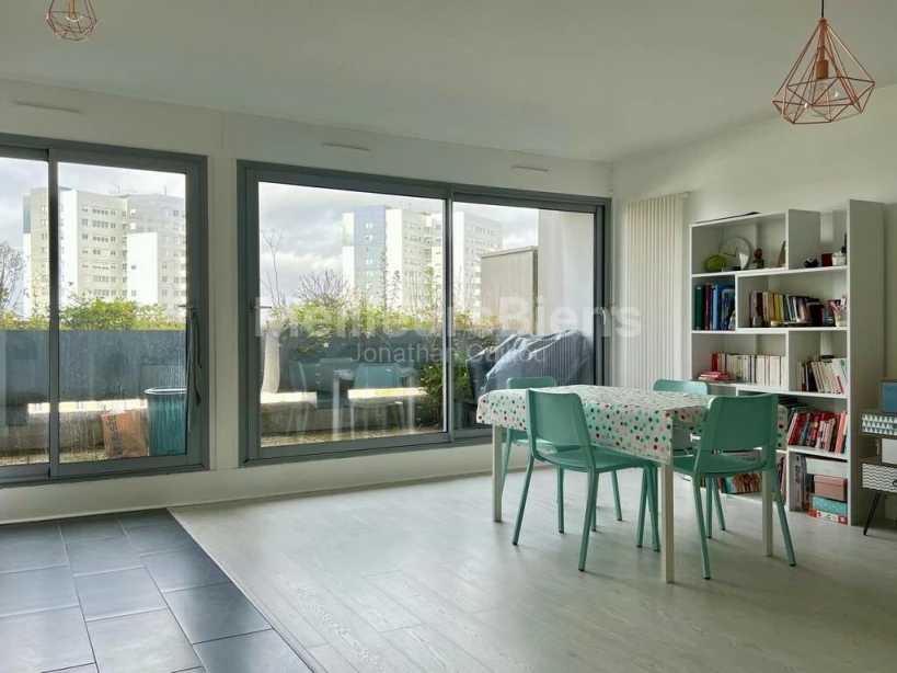 Appartement 3 pièces avec terrasse et parking au pied du métro