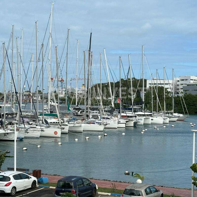 Appartement 3 pièces d'environ 82 m² habitable avec vue mer situé à la MARINA