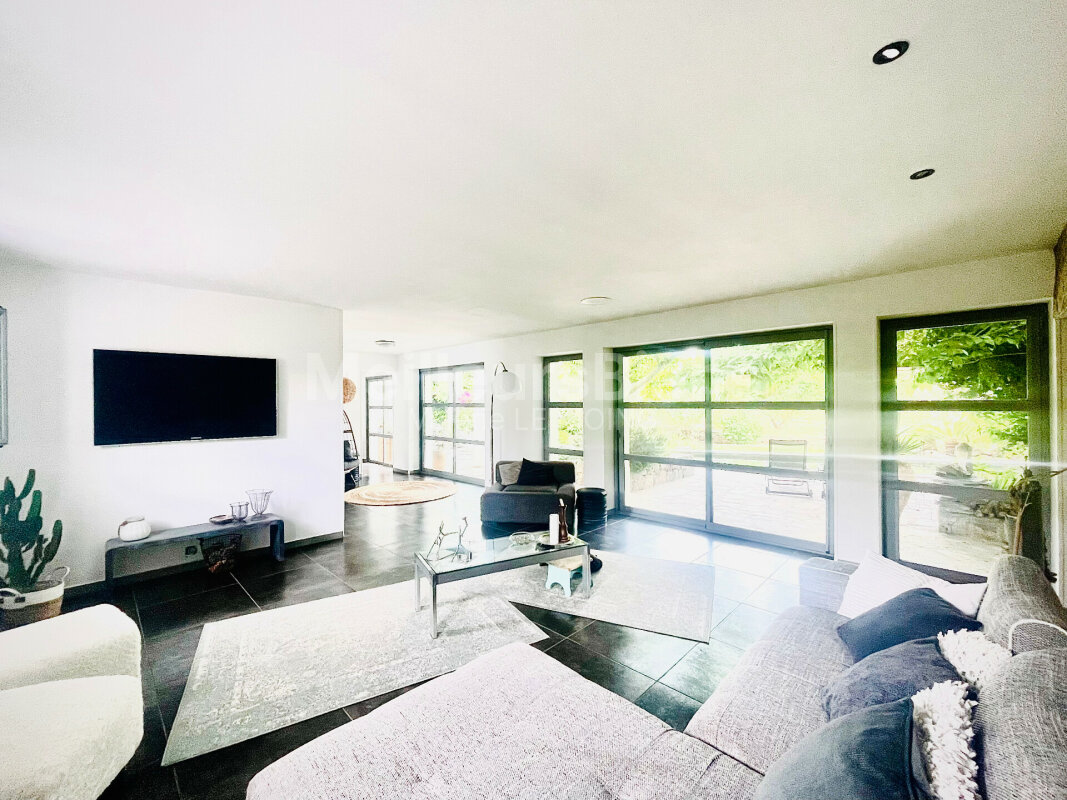 Fréjus -Villa contemporaine 223m2 domaine privé -studio & garage à SAISIR !!