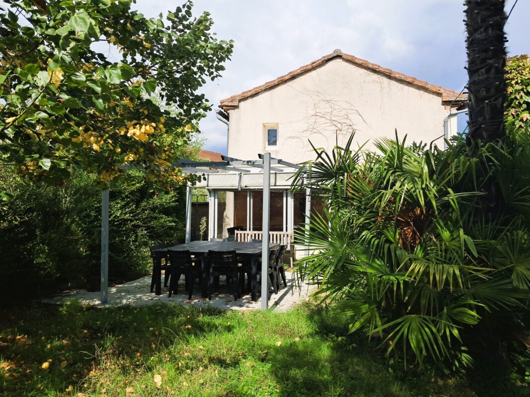Ancienne maison de maitre rénovée avec 4 chambres et jardin sécurisé