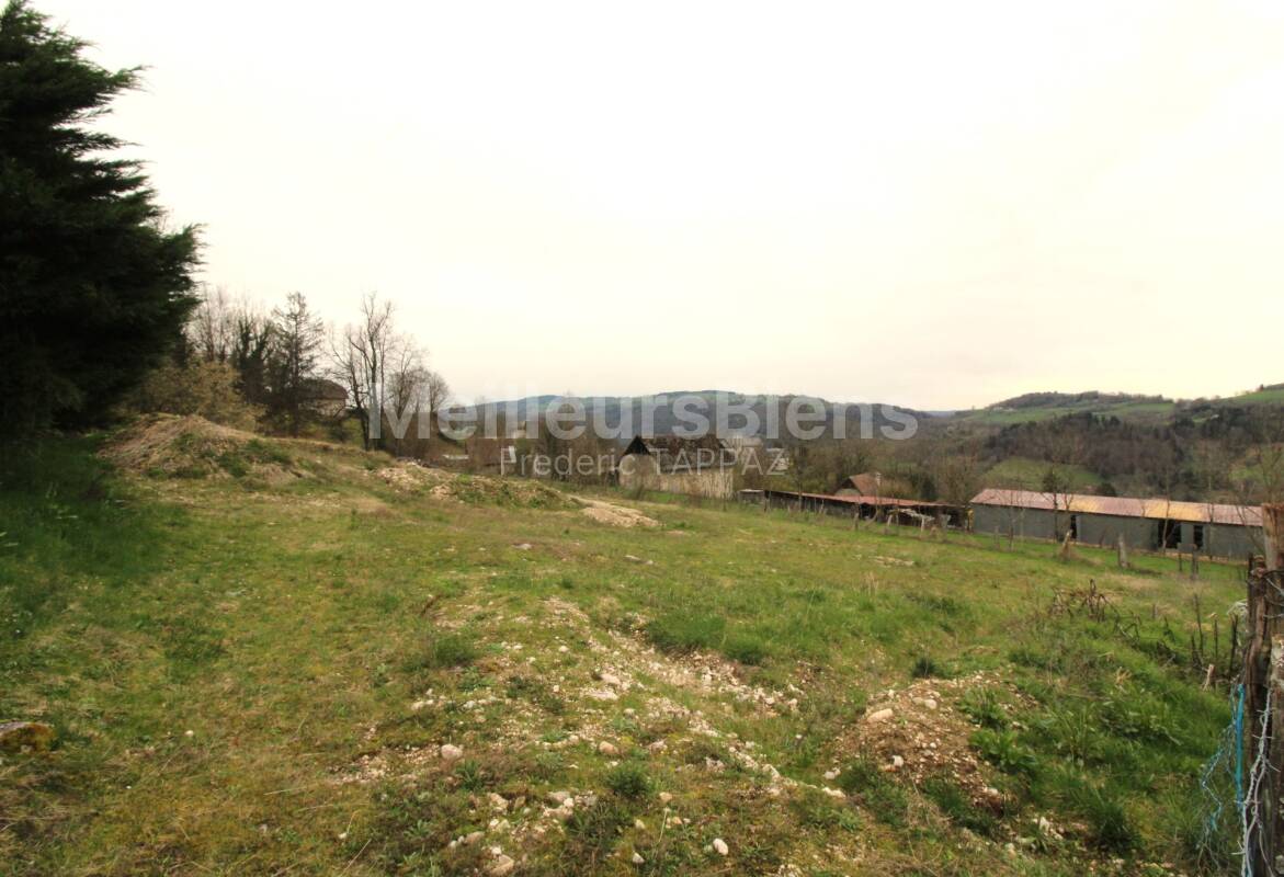 Terrain de 1097 m² VIABILISE !!! avec une vue dégagée façade Sud Ouest La Bauche 73360. A 10 kms du lac d'aiguebelette
