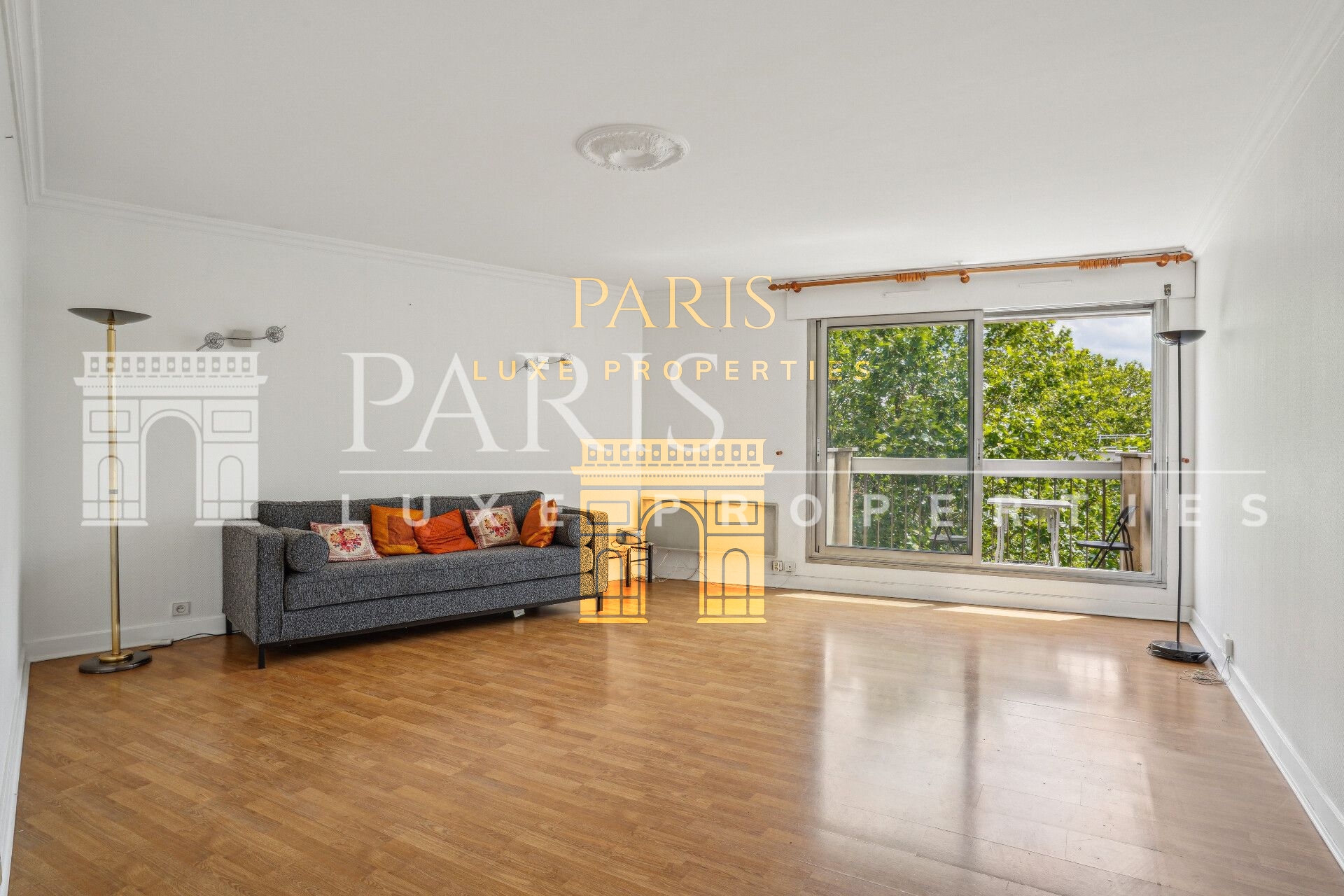 Paris 75019 - Buttes Chaumont - 3 pièces - 2 chambres - 77.16 m² + balcon
