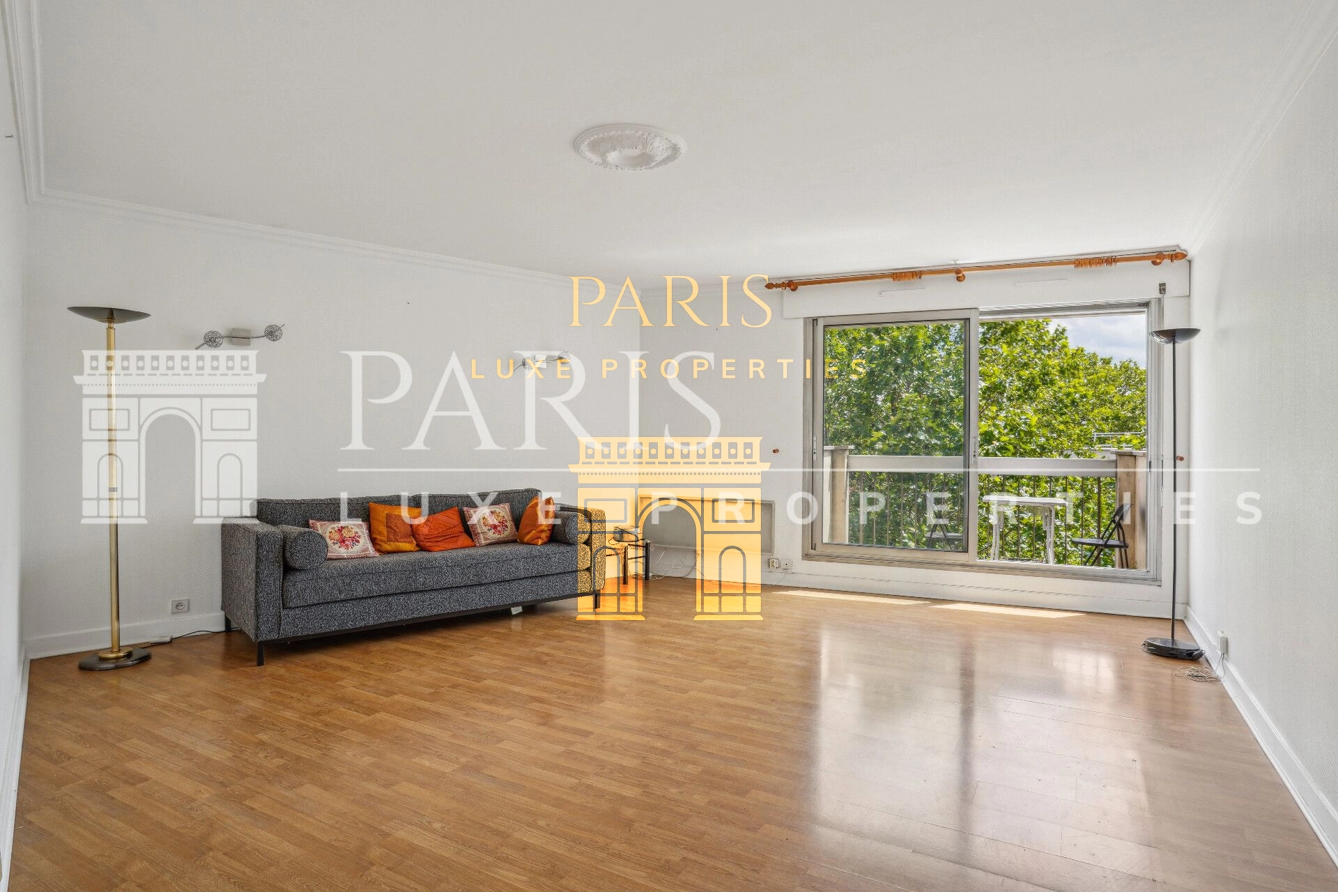 Paris 75019 - Buttes Chaumont - 3 pièces - 2 chambres - 77.16 m² + balcon