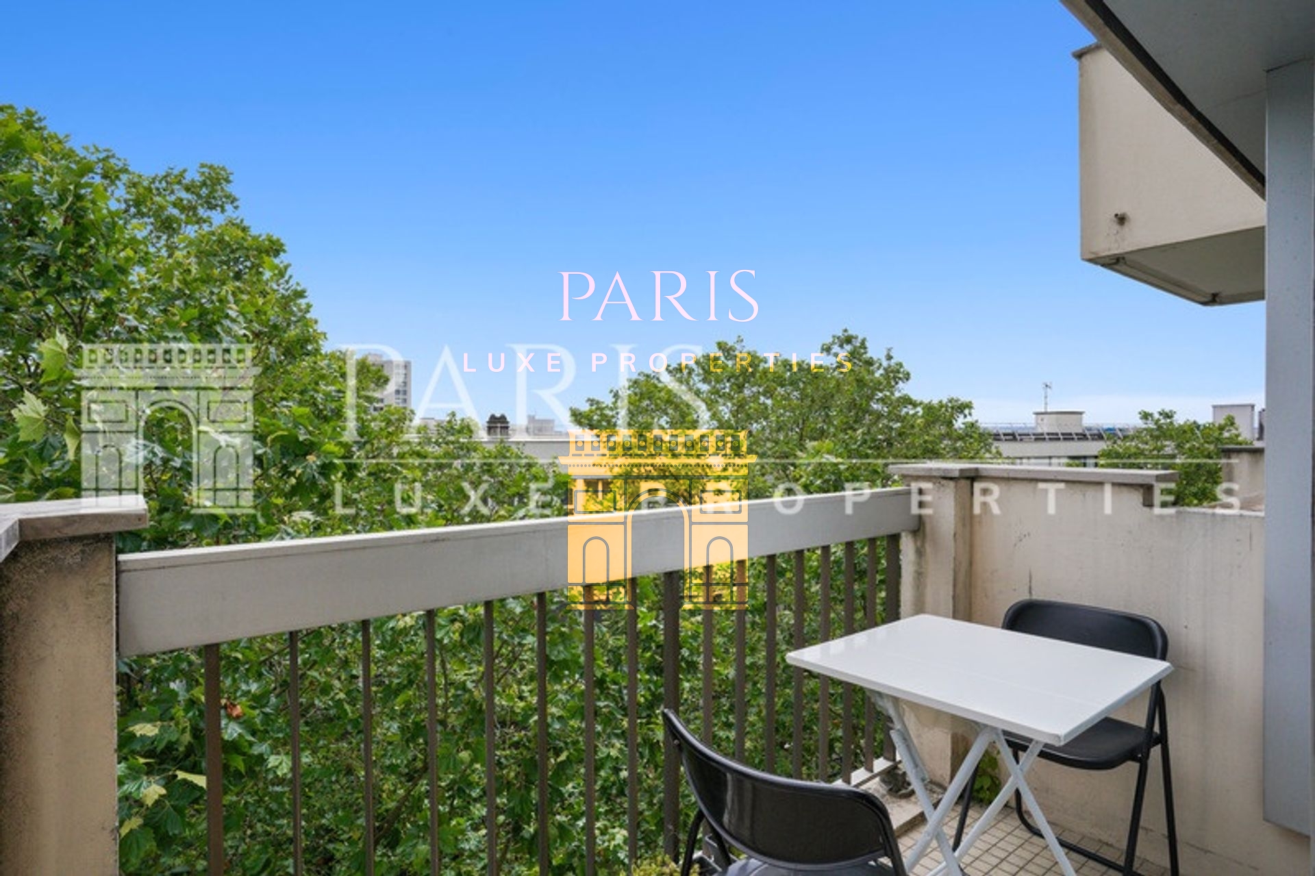 Paris 75019 - Buttes Chaumont - 3 pièces - 2 chambres - 77.16 m² + balcon