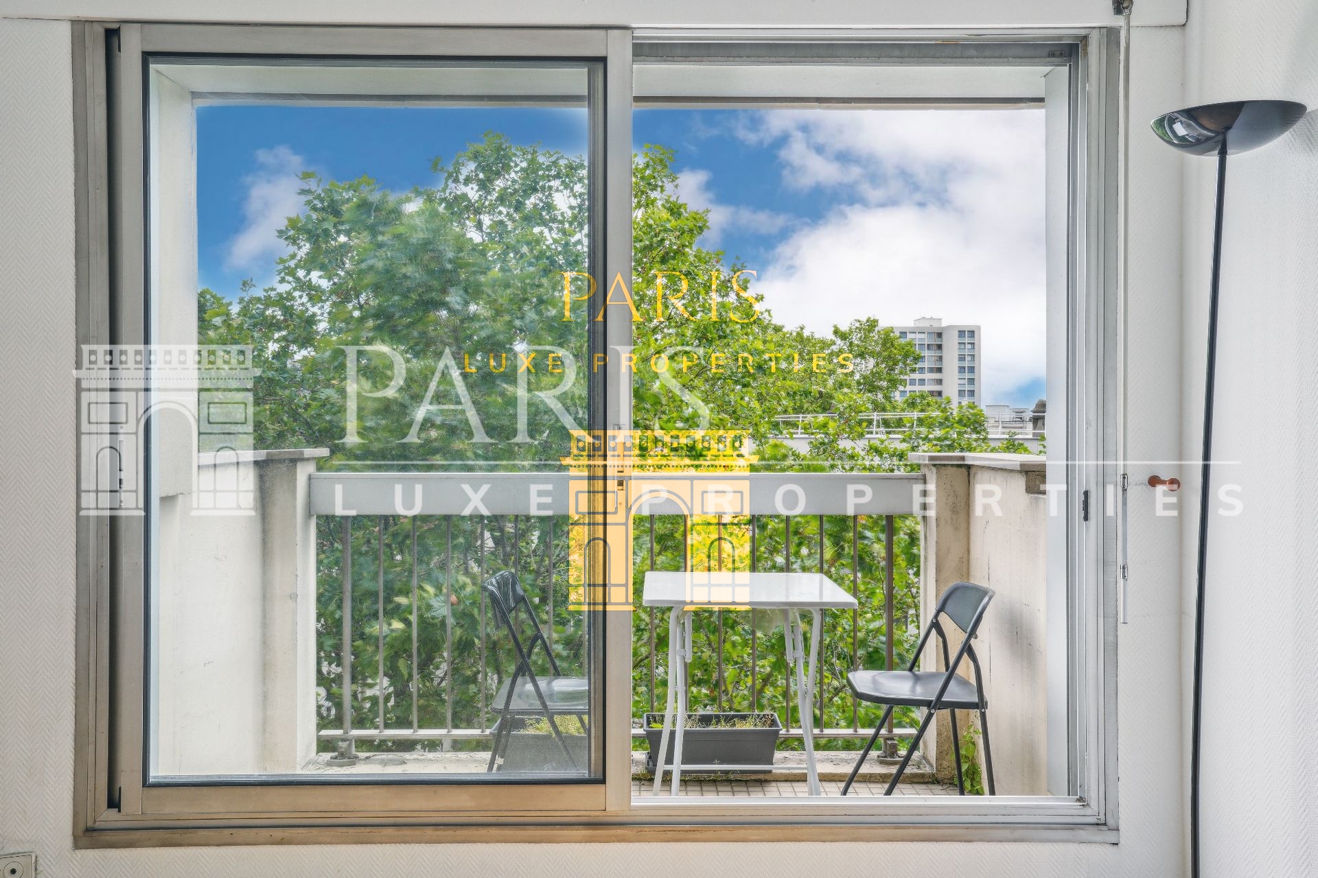 Paris 75019 - Buttes Chaumont - 3 pièces - 2 chambres - 77.16 m² + balcon