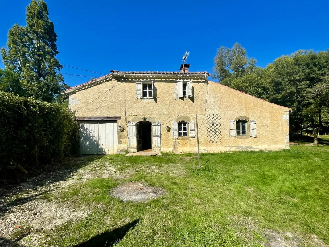 Maison individuelle en pierre + bâtiment fermé sur 4800 m2