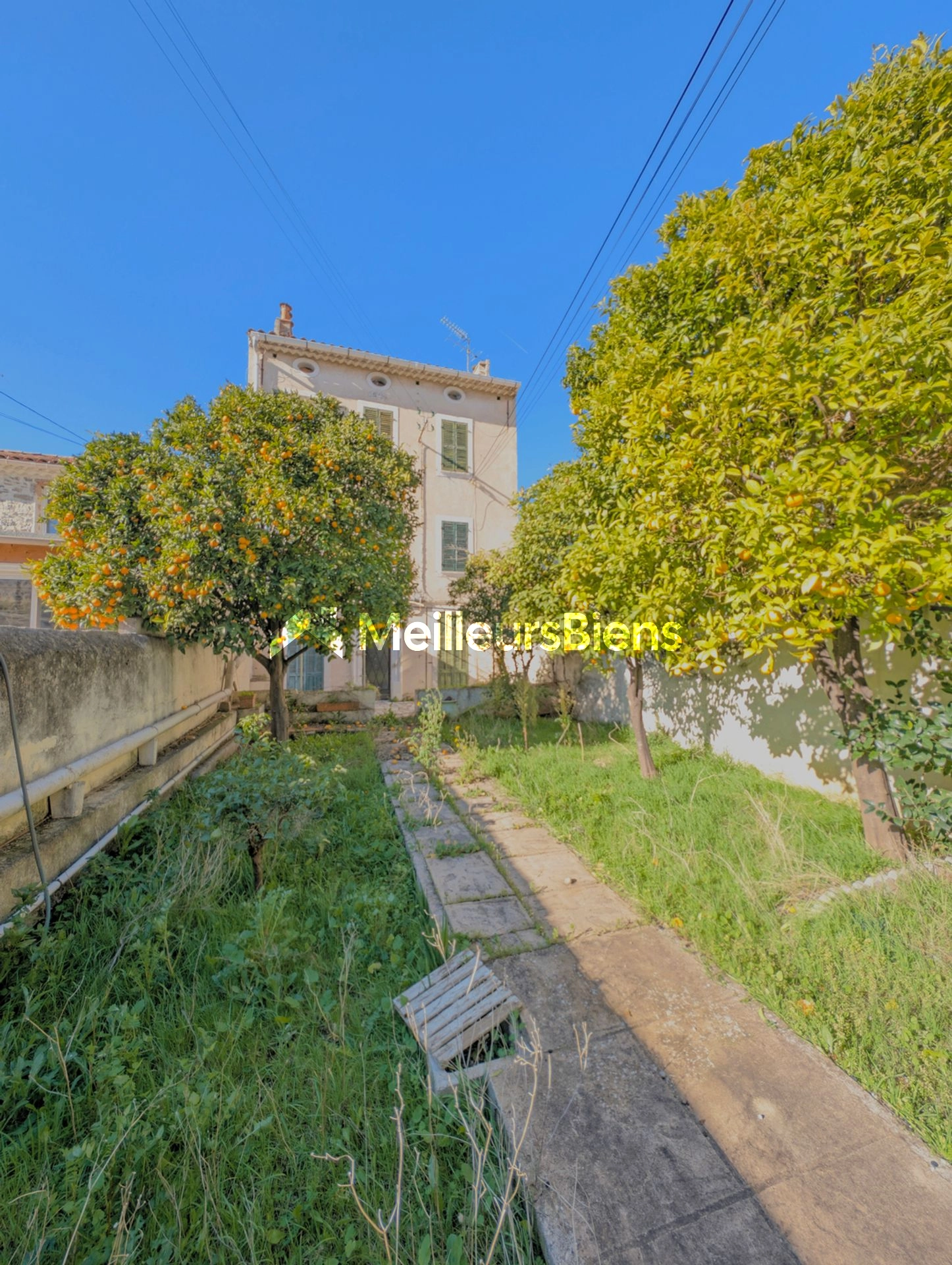 Charmante maison à rafraichir avec jardin arboré