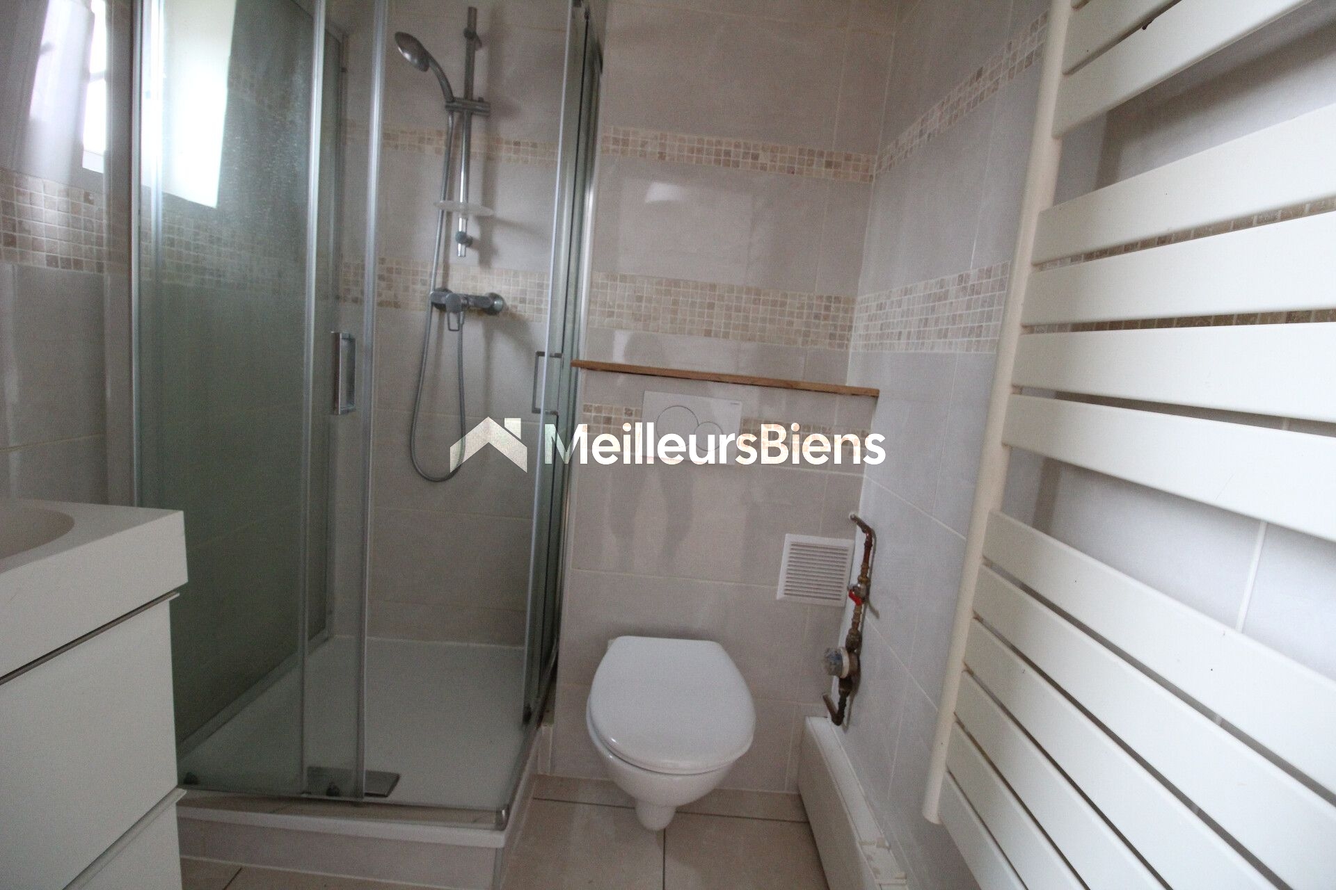 RUEIL-MALMAISON - COEUR DE VILLE - STUDIO AVEC UNE CHAMBRE - CUISINE EQUIPEE - 22 M² - CAVE - 3e ET DERNIER ETAGE