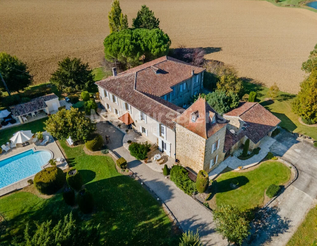 Propriété d'une surface habitable d'environ 350m2 avec piscine, pool house et dépendances.