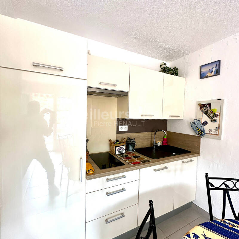 Studio cabine en rez de jardin avec parking privatif et cave