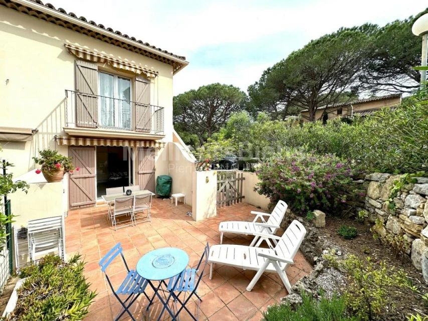 Studio cabine en rez de jardin avec parking privatif et cave