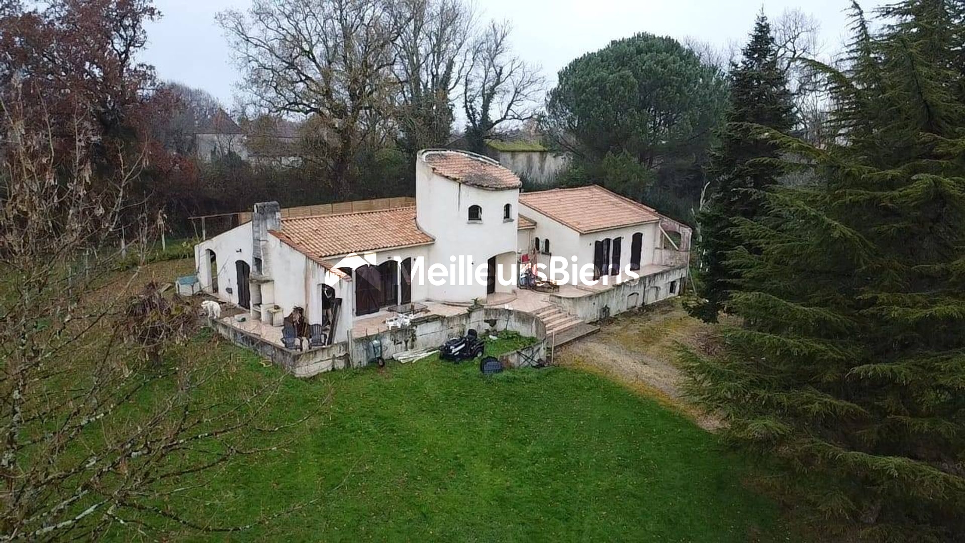 Maison de campagne sur grand terrain de 1.5 hectares