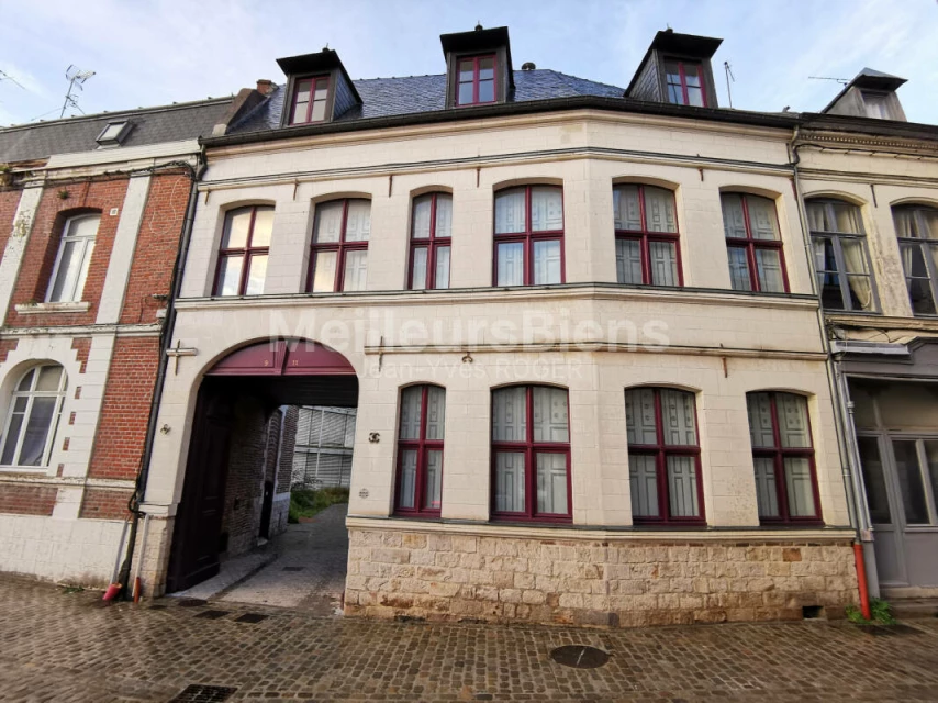 Superbe maison en pierres de taille et briques Vieux Valenciennes 5 chambres grande cour parking