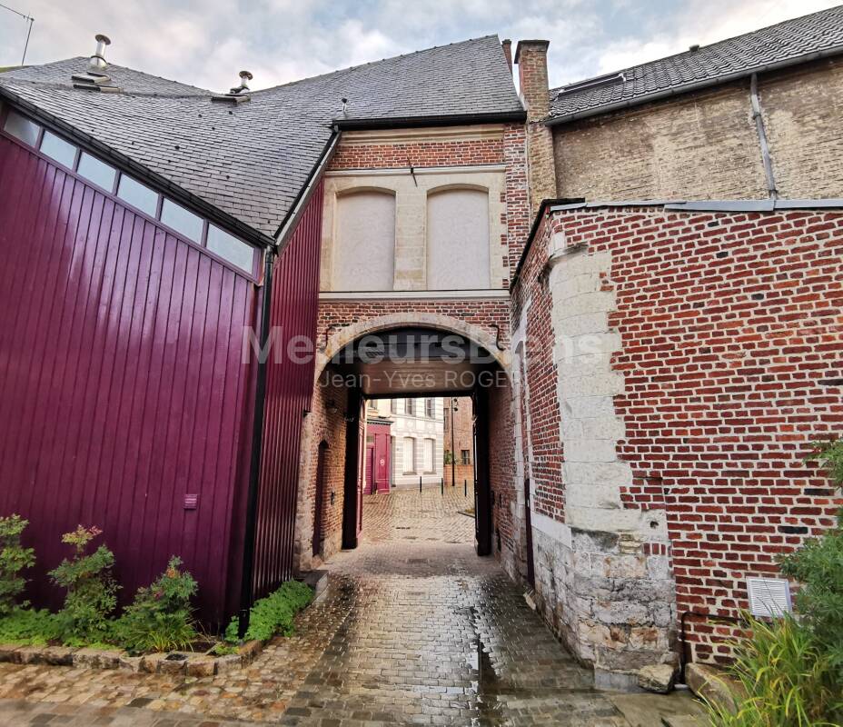 Superbe maison en pierres de taille et briques Vieux Valenciennes 5 chambres grande cour parking