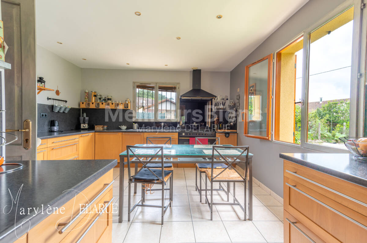 Agréable maison familiale avec jardin autour - Au centre de La Brède