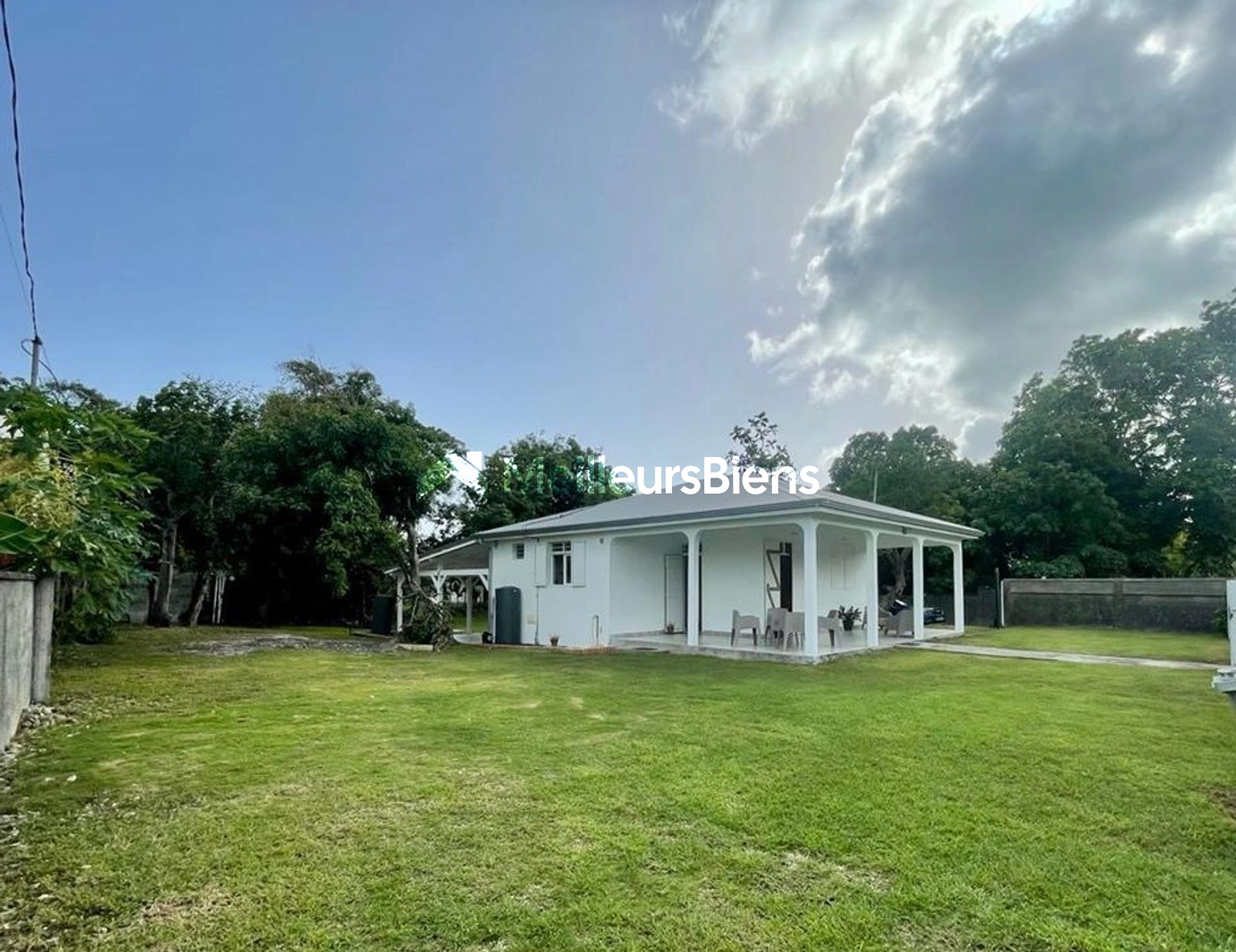 A LOUER A SAINTE ANNE JOLIE VILLA T3 MEUBLEE SUR TERRAIN CLOTUREE ET ARBOREE DE 800 M² .
