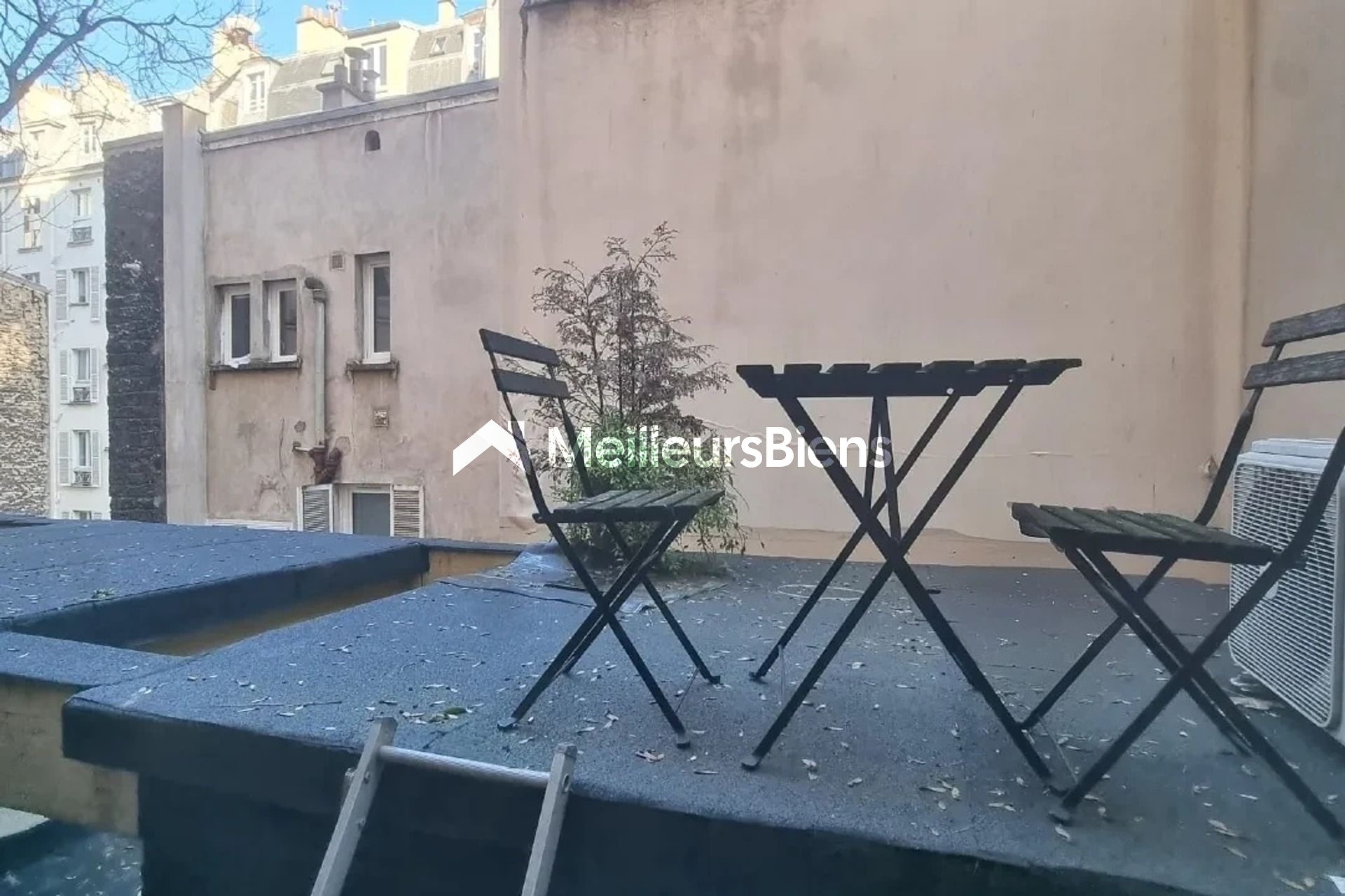 A 2 PAS DES CHAMPS ELYSEES APPARTEMENT T1 AVEC TERRASSE DE 18m2