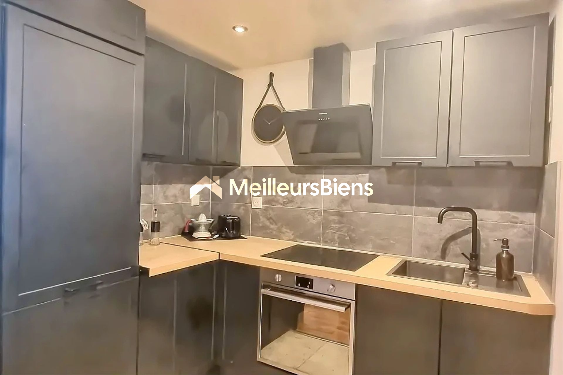 A 2 PAS DES CHAMPS ELYSEES APPARTEMENT T1 AVEC TERRASSE DE 18m2