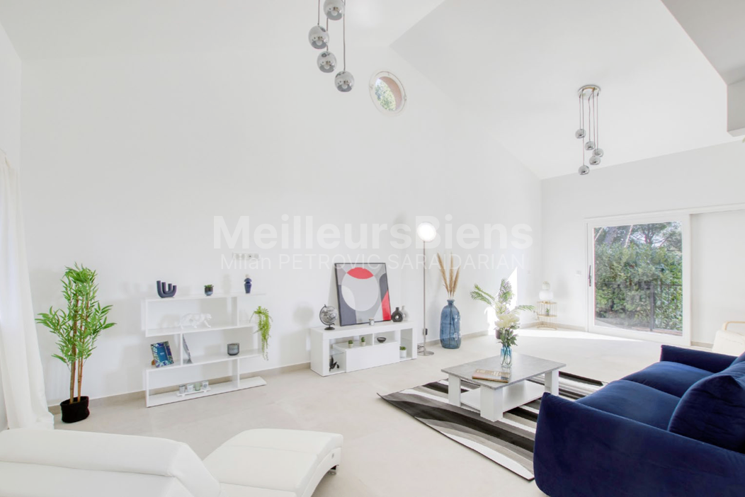 Antibes (06) - À VENDRE - Villa 7 Pièces de 236 m² avec terrain de 860 m²
