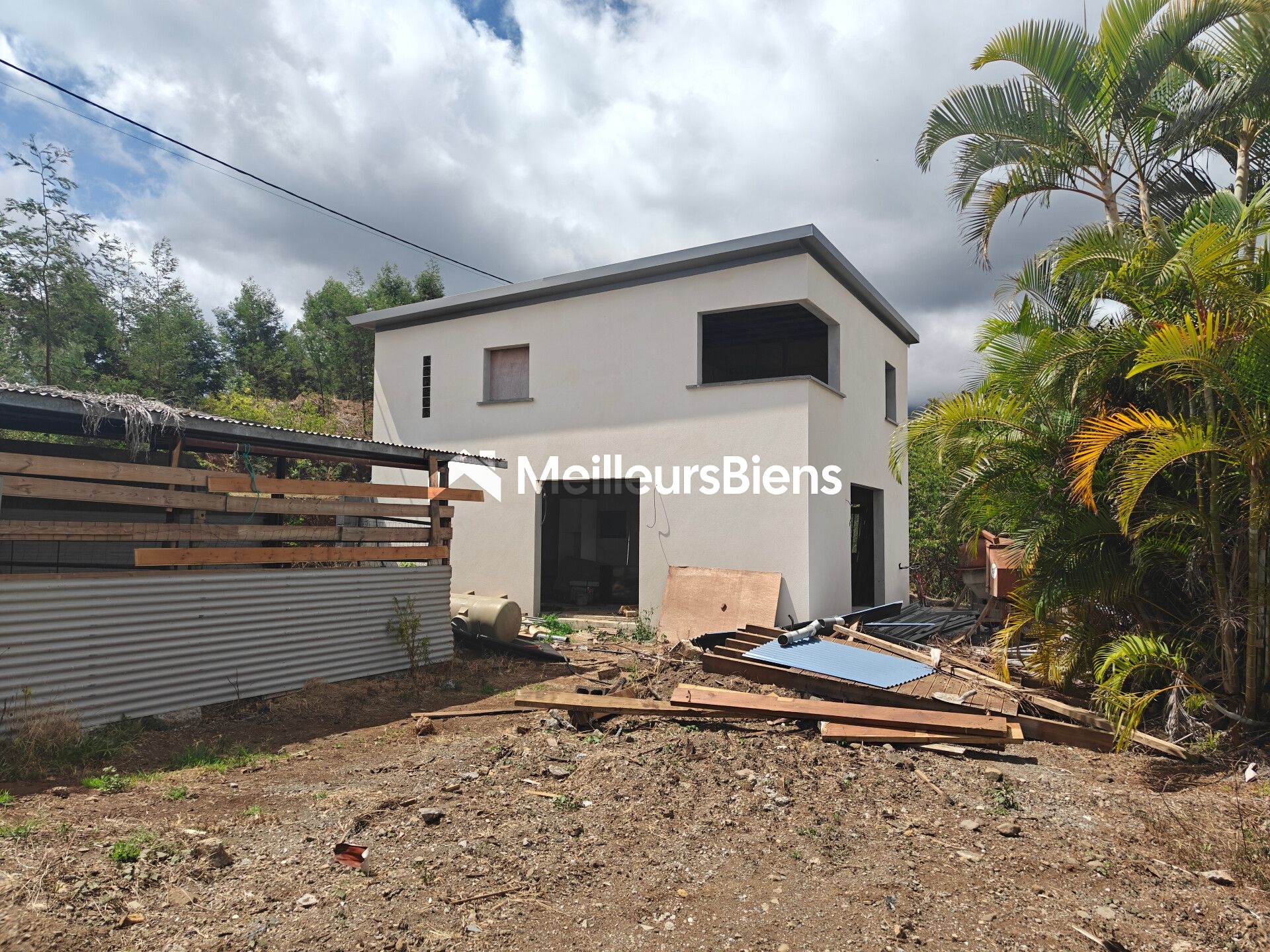 Ensemble immobilier en retrait de la ville