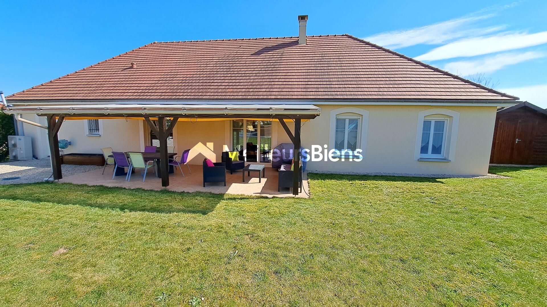 Maison de plain-pied, 4 chambres, garage double, piscine.